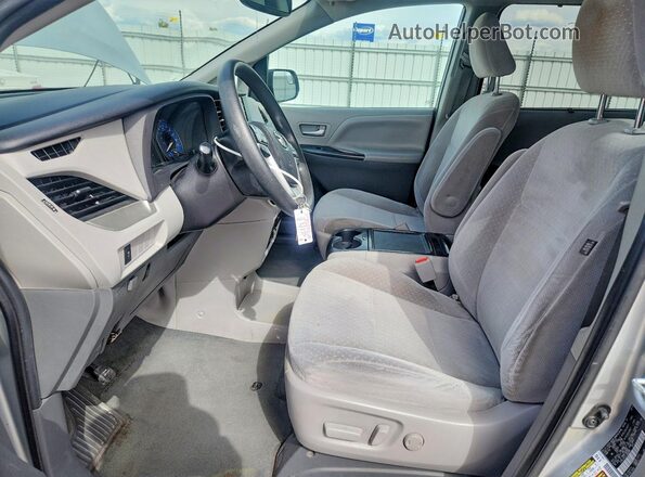 5TDKZ3DCXLS049308 2020 TOYOTA SIENNA Серебряный Вид салона спереди