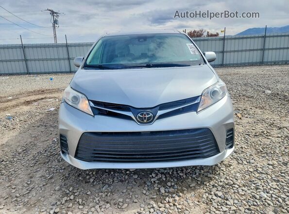 5TDKZ3DCXLS049308 2020 TOYOTA SIENNA Серебряный Вид спереди