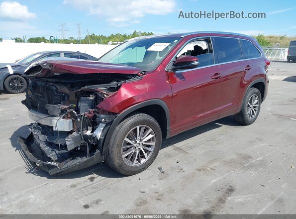 5TDKZRFH1HS232325 2017 TOYOTA LE Burgundy Vista tres cuartos delantera izquierda