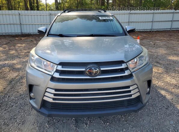 5TDKZRFH2JS544465 2018 TOYOTA HIGHLANDER Серебряный Вид спереди