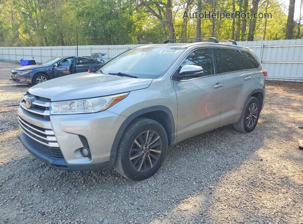 5TDKZRFH2JS544465 2018 TOYOTA HIGHLANDER Серебряный Передняя левая четверть