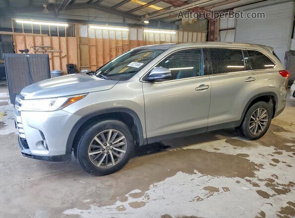 5TDKZRFH3KS559140 2019 TOYOTA HIGHLANDER Серебряный Передняя левая четверть
