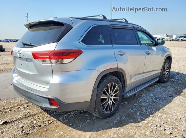 5TDKZRFH4HS517701 2017 TOYOTA HIGHLANDER Серебряный Задняя правая четверть