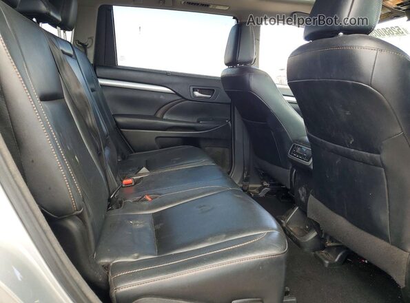 5TDKZRFH6JS548325 2018 TOYOTA HIGHLANDER Silver Widok wnętrza z tyłu
