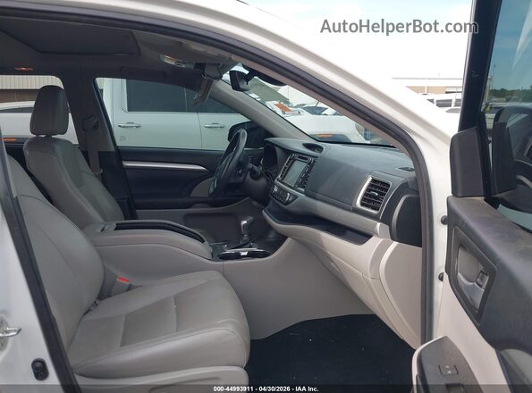 5TDKZRFH9HS522523 2017 TOYOTA LE Белый Вид салона спереди