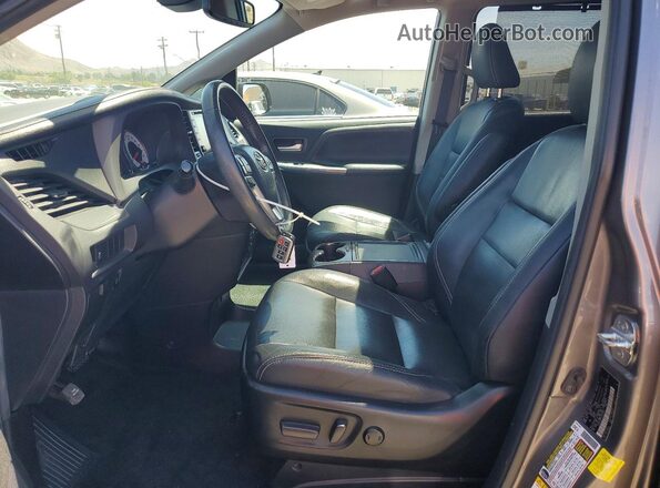 5TDXZ3DC5JS913233 2018 TOYOTA SIENNA Серый Вид салона спереди