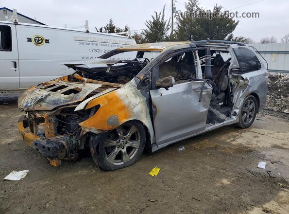 5TDXZ3DC5JS925088 2018 TOYOTA SIENNA Серебряный Передняя левая четверть