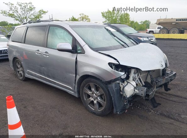 5TDXZ3DC8HS814206 2017 TOYOTA SIENNA Silver Przód prawy