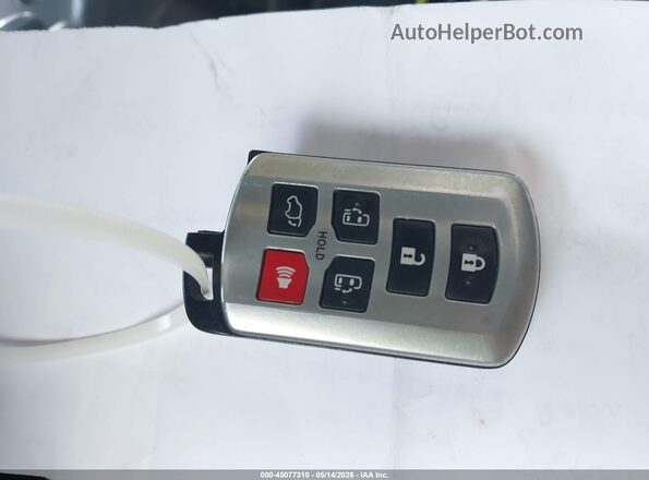 5TDXZ3DC8HS814206 2017 TOYOTA SIENNA Silver Widok deski rozdzielczej