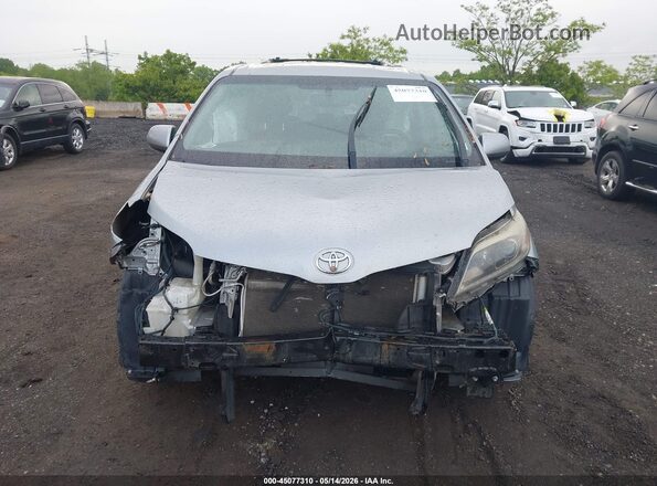 5TDXZ3DC8HS814206 2017 TOYOTA SIENNA Silver Widok zestawu wskaźników