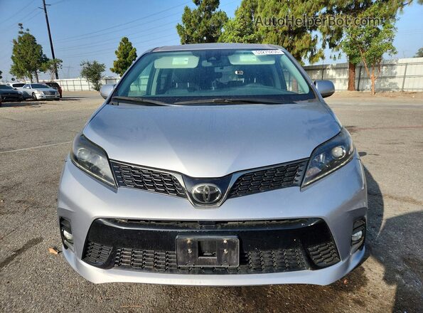 5TDXZ3DC8JS935212 2018 TOYOTA SIENNA Silver Front view