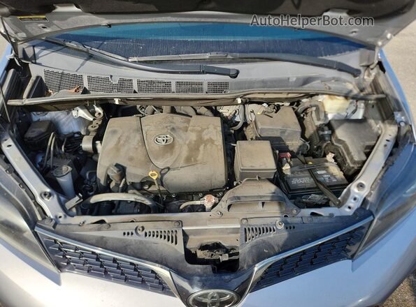 5TDXZ3DC8JS935212 2018 TOYOTA SIENNA Silver Rear interior view