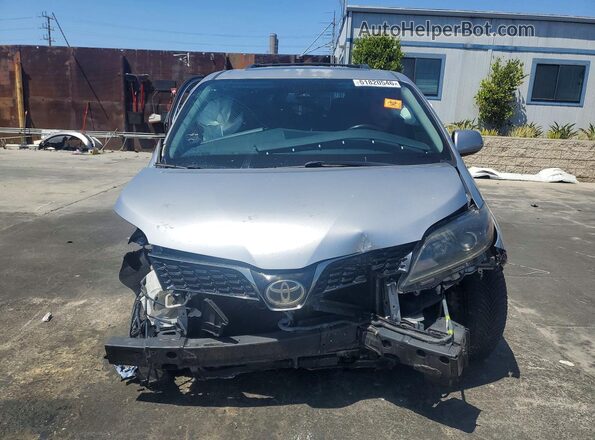 5TDXZ3DCXJS947118 2018 TOYOTA SIENNA Серебряный Вид спереди