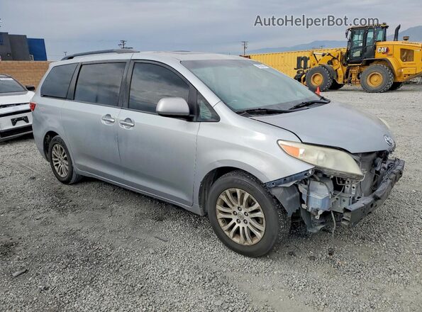 5TDYK3DCXGS735966 2016 TOYOTA SIENNA Серебряный Передняя правая четверть