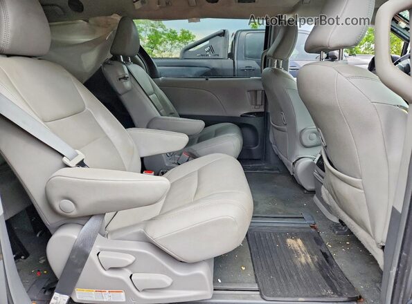 5TDYZ3DC0KS996799 2019 TOYOTA SIENNA Серебряный Вид задней части салона
