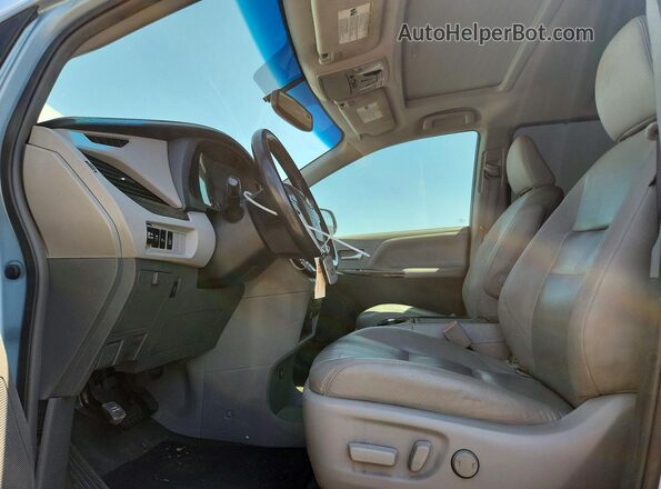5TDYZ3DC7HS807820 2017 TOYOTA SIENNA Синий Вид салона спереди