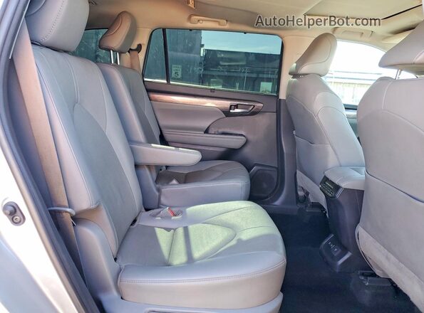 5TDYZRAH2MS534590 2021 TOYOTA HIGHLANDER Серебряный Вид задней части салона