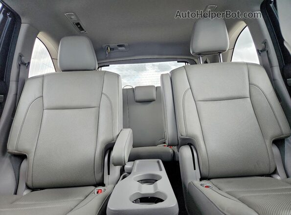 5TDYZRFH4JS240158 2018 TOYOTA HIGHLANDER Белый Вид задних сидений