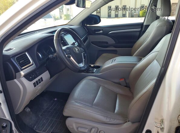 5TDYZRFHXHS220412 2017 TOYOTA HIGHLANDER Белый Вид салона спереди