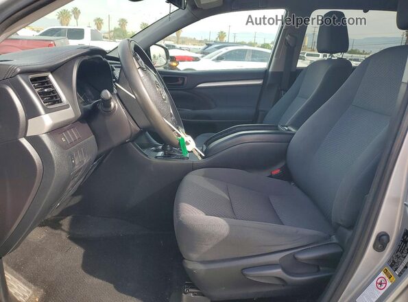 5TDZARFH5JS034892 2018 TOYOTA HIGHLANDER Silver Widok wnętrza z przodu