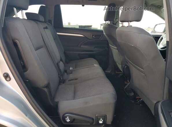 5TDZARFH5JS034892 2018 TOYOTA HIGHLANDER Silver Widok wnętrza z tyłu