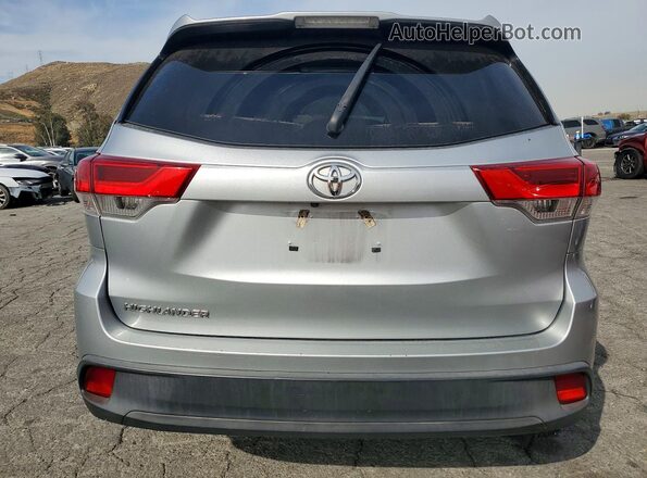 5TDZARFH5JS034892 2018 TOYOTA HIGHLANDER Silver Widok z tyłu