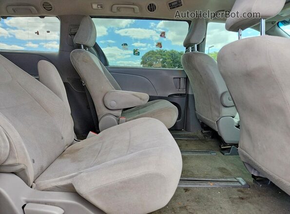 5TDZZ3DC2HS832676 2017 TOYOTA SIENNA White Widok wnętrza z tyłu