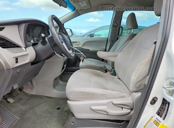 5TDZZ3DC2HS832676 2017 TOYOTA SIENNA White Widok wnętrza z przodu