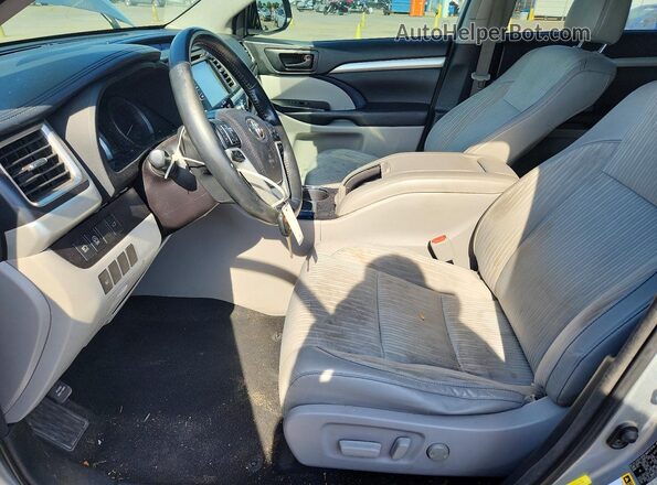 5TDZZRFH2JS251244 2018 TOYOTA HIGHLANDER Серебряный Вид салона спереди