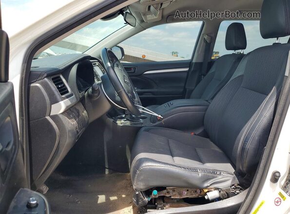 5TDZZRFH8JS247876 2018 TOYOTA LE Белый Вид салона спереди