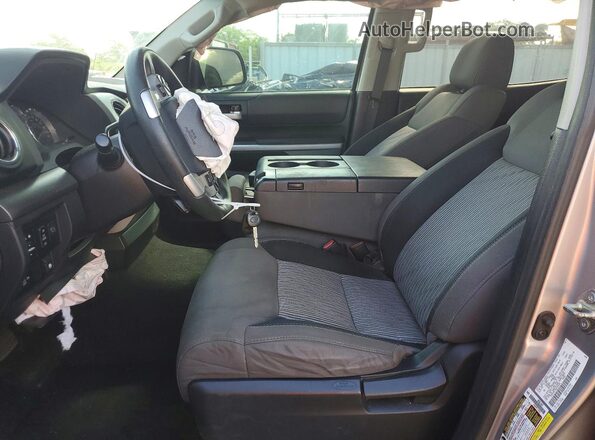 5TFEM5F10GX108692 2016 TOYOTA TUNDRA Серебряный Вид салона спереди