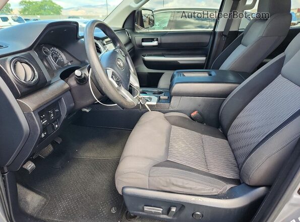 5TFEY5F18GX210312 2016 TOYOTA TUNDRA Серебряный Вид салона спереди