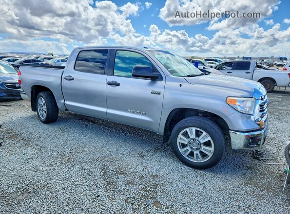 5TFEY5F18GX210312 2016 TOYOTA TUNDRA Серебряный Передняя правая четверть