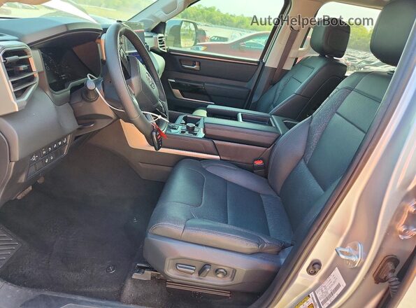 5TFJC5DB4RX072621 2024 TOYOTA TUNDRA Серебряный Вид салона спереди