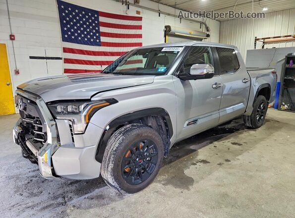 5TFMA5DB2SX273359 2025 TOYOTA TUNDRA Серебряный Передняя левая четверть
