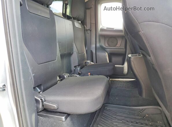 5TFSZ5AN5HX078024 2017 TOYOTA TACOMA Silver Հետևի նստատեղերի տեսք