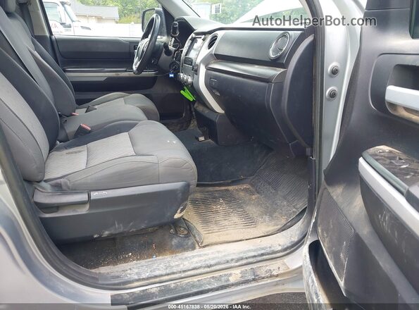 5TFUY5F19MX974130 2021 TOYOTA TUNDRA Серебряный Вид салона спереди