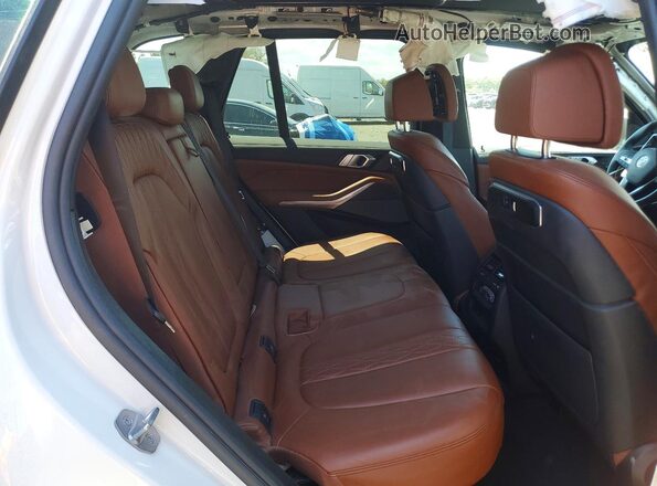 5UX13EU05R9S42714 2024 BMW X5 White Widok wnętrza z tyłu
