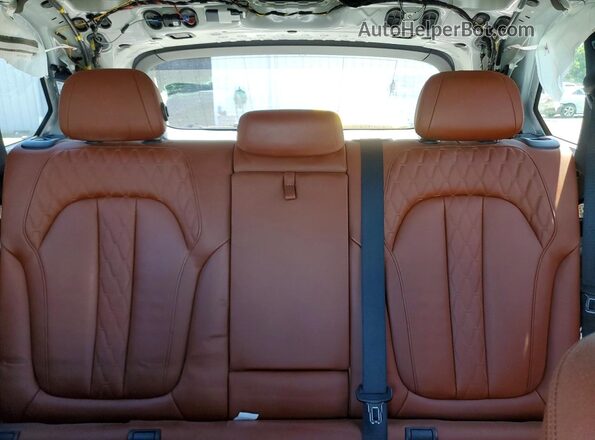 5UX13EU05R9S42714 2024 BMW X5 White Widok tylnych siedzeń
