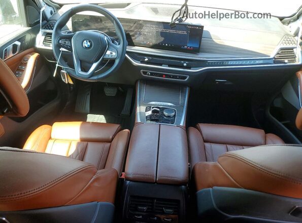 5UX13EU05R9S42714 2024 BMW X5 White Widok deski rozdzielczej