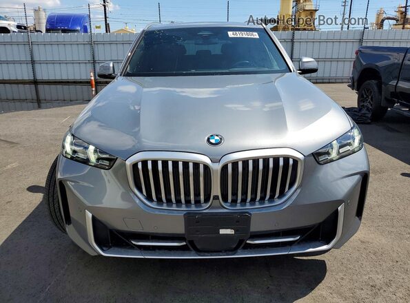 5UX13EU06S9Y91024 2025 BMW X5 Серебряный Вид спереди