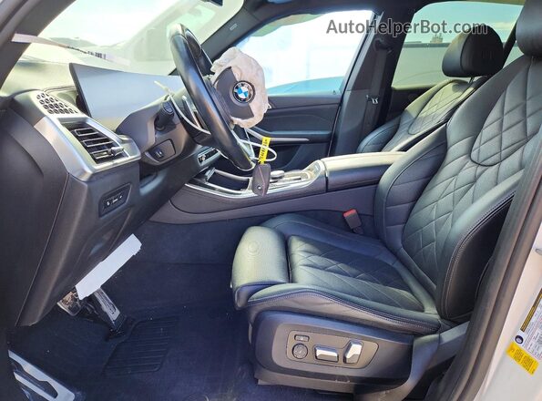 5UX13EU07R9S91266 2024 BMW X5 Белый Вид салона спереди