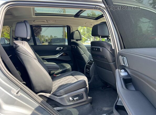 5UX23EM00R9S52720 2024 BMW X7 Gray Widok z tyłu