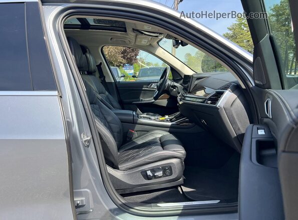 5UX23EM00R9S52720 2024 BMW X7 Gray Widok z przodu