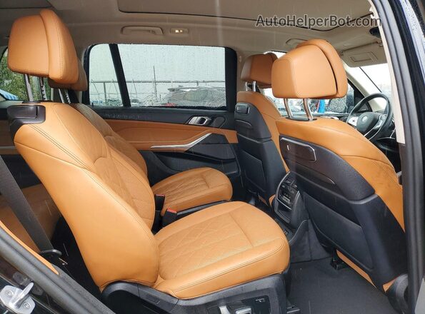 5UX23EM02R9U51672 2024 BMW X7 Gray Вид задньої частини салону