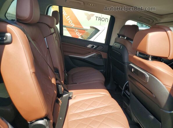 5UX23EM05P9P92075 2023 BMW X7 Gray Widok tylnych siedzeń