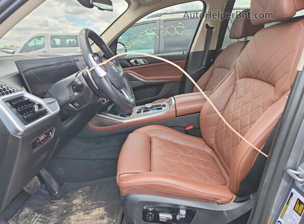 5UX23EM05P9P92075 2023 BMW X7 Gray Widok wnętrza z przodu