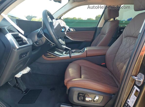 5UX23EM08S9X89051 2025 BMW X7 Green Widok wnętrza z przodu