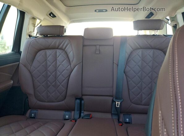 5UX23EM08S9X89051 2025 BMW X7 Green Widok tylnych siedzeń