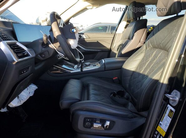 5UX23EM09R9U39549 2024 BMW X7 Charcoal Vista interior delantera